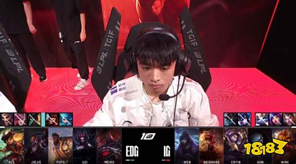 成鲜明对比 成鲜明对比