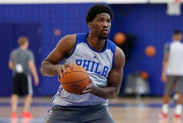 此时她正凭 此时她正凭